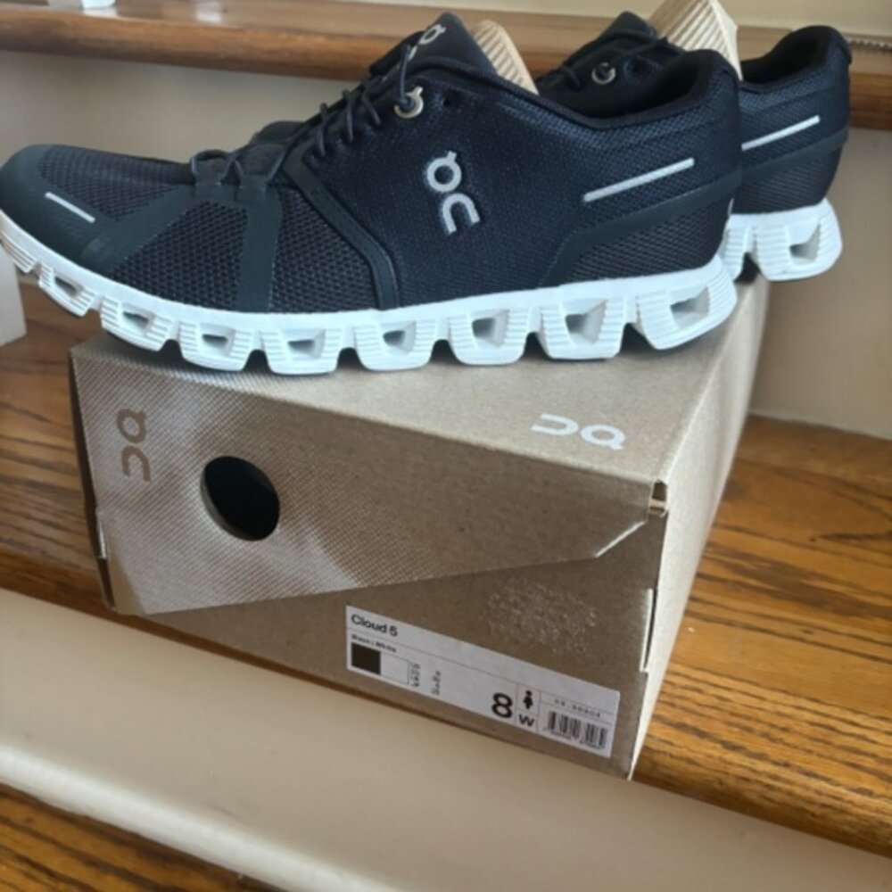 New in box On Cloud Cloud 5 size 8